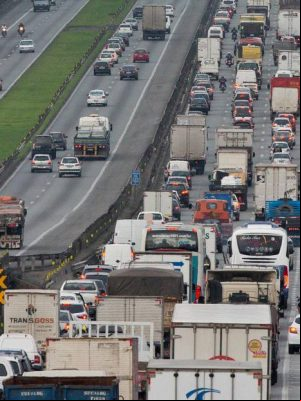 DNT   09-10-2015   SAO PAULO - SP  /  CIDADES METROPOLE  OE  /  SAIDA FERIADO RODOVIA DUTRA  -  Movimentacao na BR-116, Rodovia Presidente Dutra, no sentido interior na vespera do feriado prolongado de Nossa Senhora de Aparecida   -  FOTO DANIEL TEIXEIRA/ESTADAO