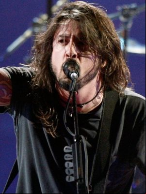 dave-grohl-durante-show-do-foo-fighters-no-3-vh1-rock-honors-em-los-angeles-12072008-1256839684342_956x500