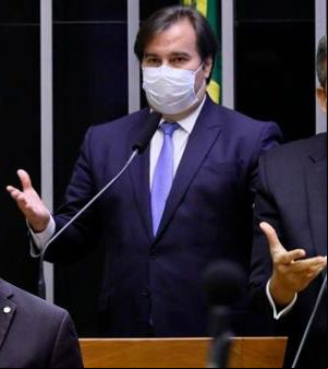 baleia-rossi-mdb-sp-e-um-dos-possiveis-nomes-indicados-por-rodrigo-maia-dem-rj-para-enfrentar-arthur-lira-pp-pl-na-disputa-pela-presidencia-da-camara-1608399636470_v2_450x337